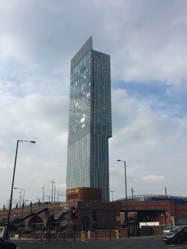 Hochhaus in Manchester, Besprechung Dead to Me
