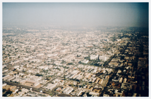 Blick aus dem Flugzeug auf Los Angeles, Beitragsbild zur Krimiscout-Besprechung von Wonder Valley, Ivy Pochoda