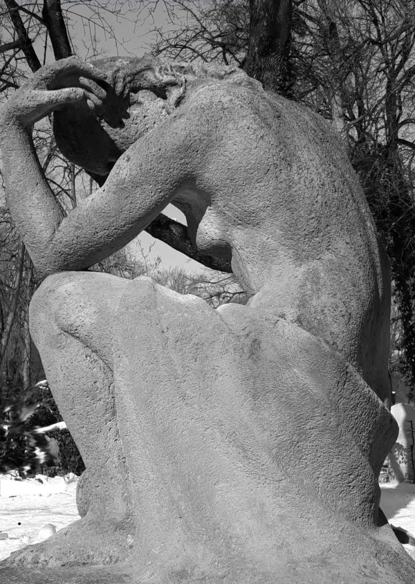 Steinskulptur einer nackten Frau, Beitragsbild zur Besprechung von Little Deaths von Emma Flint